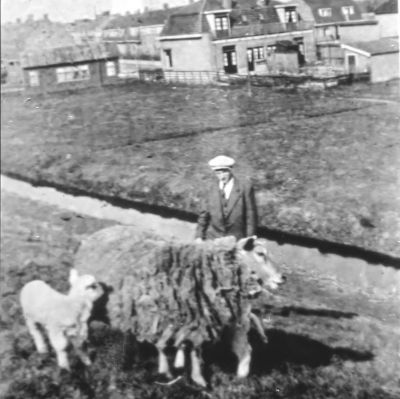Jaap van Leyen op de hoge dijk van de Provincialeweg (1943)
