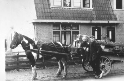 De laatste woning in de Burgemeester Bletzstraat (1930)
Daar woonde Jaap van Leyen, die was toen groentenboer.
