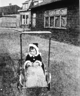 Oorlog 40/45, met rechts de werklozenkeet
Daar werd gestempeld. In het karretje Jopie Vos die was veel bij van Leyen.
