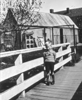 De schuur van Jaap van Leyen (1941)
Hier stonden 's winters koeien in. Hij huurde wat land langs het kanaal, voor schapen en melkkoeien. Op het het bruggetje naar de trap Pietje van Leyen.
