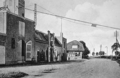 Het Zandpad met de fabrieksingang van Otten
Op de achtergrond de kruidenierswinkel op de hoek van de Burgemeester Bletzstraat.
