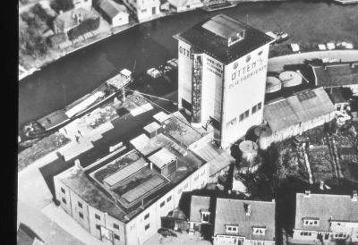 Otten's Oliefabriek te Geinbrug / Weesperkarspel
Vader en drie zoon's begonnen in de eerste wereldoorlog een graanmalerij en vervaardigde veevoer. Dit groeide uit tot een olie fabriek, waar men raap-lijn- en soja olie maakte. De omwonenden waren niet zo blij met deze fabriek. Vooral 's maandags niet, dit i.v.m het stoken van de fabriek , het roet sloeg namelijk neer op het wasgoed.
