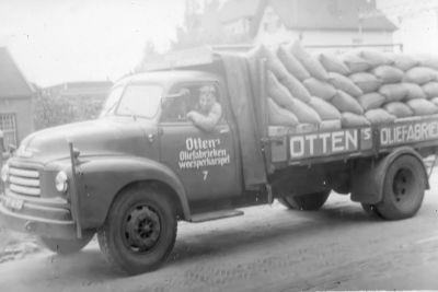 Dick Kuyt, beter bekend als Dick Altena uit het Gein op een van de auto's van Otten
