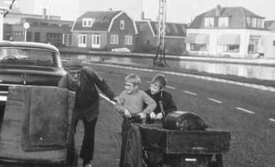  Jaap van Leyen uit de Burgemeester Bletzstraat met zijn schillenkar
Ze staan voor café "Kraantje Lek". Tevens in beeld het olie (petroleum) karretje van Hofman.
