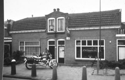 Cafe "Kraantje Lek"
De kapperszaak van Zwart is inmiddels opgeheven.
