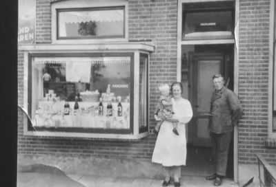 Melkzaak aan het Zandpad van Gijs Hogenberg (1936)
Geopend in 1934. Zaak in 1959 overgenomen door Bert Lagrouw. Op de arm de 1 jaar oude Tini.
