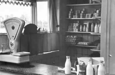 Interieur van de melkwinkel van Gijs Hogenberg aan het Zandpad
