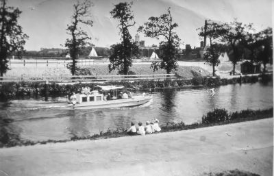 Kinderen langs de kant aan het zandpad voor melkboer Hogenberg
De nieuwe sluis is nog niet gebouwd.
