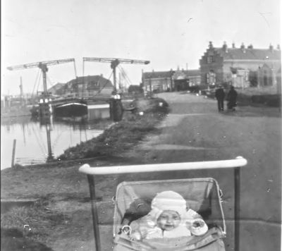 Het Smal Weesp langs het Zandpad met de oude klapbrug naar de Stammerdijk
De omlegging met de nieuwe sluis is nog niet gebouwd.
