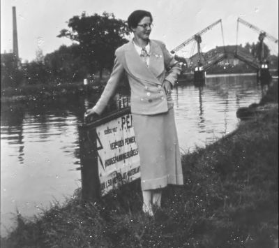 De oude klapbrug over het Smal Weesp van het Zandpad naar de Stammerdijk
Op de voorgrond de zuster van Mevr. van Beek van Dok.
