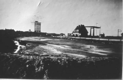 De gedempte bedding van het Smal Weesp
Met op de achtergrond de nieuwe brug en brugwachterswoningen. Door de aanleg van het Amsterdam-Rijnkanaal was het noodzakelijk het Smal Weesp in Driemond (en Weesp) te voorzien van sluizen. In Driemond werd hiertoe de loop van het Smal Weesp omgelegd waarna de oude bedding werd volgestort met zand. De gemeente Weeperkarspel kocht de grond van Rijkswaterstaat, waarna begin jaren '50 deze strook bebouwd werd met woningwetwoningen. 
