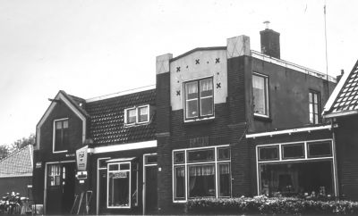 Hoek Zandpad, Burgemeester Bletzstraat. (1965)
Links de smederij en winkel in huishoudelijke artikelen van Fakkeldij.

