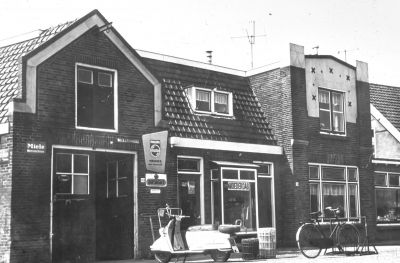 Smederij en winkel in huishoudelijke artikelen van de familie Fakkeldij
