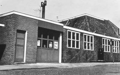 Smederij en garage Fakkeldij op de hoek van de Burgemeester Bletzstraat.
