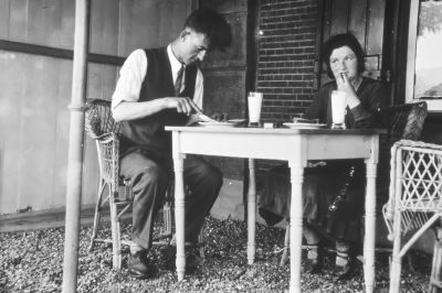 Jaap Roest met zijn vrouw Jaantje. 
De man stond bekend door het vele kerkelijke en verenigingswerk. Hij werkte bij P. Sluis.
