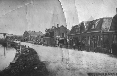 Het oude Zandpad (+/- 1920)
Op volgorde: J. Wessels (buurtschipper), winkeltje van Vos, van Dok, Groen, van Schaik, Koole en van Rhenen.
