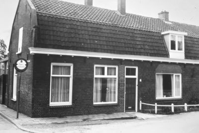 Hoek Zandpad - Burgemeester Mulstraat
Linker gedeelte was vroeger de winkel met rechts de bakkerij. Bakkers : P. Koole daarna van Rhenen. Na sluiting verbouwd tot twee woningen. Links werd bewoond door Mw, Wed. S de Wildt-Nagel, rechts door  R.Holtmans, daarna D. Bleyenberg.

