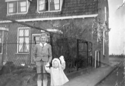 Achter (naast) de woning in de Burgemeester Mulstraat
Met  Wim en Gerda Koole.
