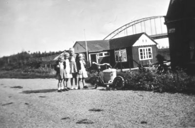 Einde van het Zandpad tegen het Merwedekanaal (1959/1960)
Met de kleuterschool (noodgebouw) .
