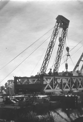 Het uitlichten van de oude draaibrug over het Merwedekanaal voor reparatie.

