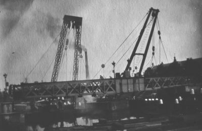 Het uitlichten van de oude draaibrug over het Merwedekanaal voor reparatie
