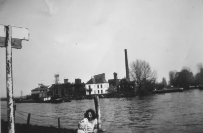 Einde Zandpad bij het Merwedekanaal
Einde van het Zandpad, dat men vroeger schreef met een "S". Hier ziet men de kruising van het Merwedekanaal en het Smal Weesp, met aan de overkant de Centrale Ammoniak fabriek aan de Korte Stammerdijk.
Op de voorgrond v.l.n.r Clary Smit en Janny van Schaik.

