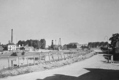 Gedempte oude loop van het Smal Weesp
Door de aanleg van het Amsterdam-Rijnkanaal was het noodzakelijk het Smal Weesp in Driemond (en Weesp) te voorzien van sluizen. Hiertoe werd de oude klapbrug gesloopt en het Smal Weesp omgelegd waarna de oude bedding werd volgestort met zand. De gemeente Weeperkarspel kocht de grond van Rijkswaterstaat, waarna begin jaren '50 deze strook bebouwd werd met woningwetwoningen.
