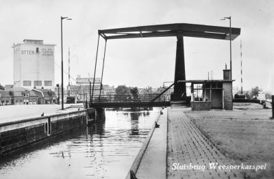 De nieuwe sluis met brug
Links Otten.
