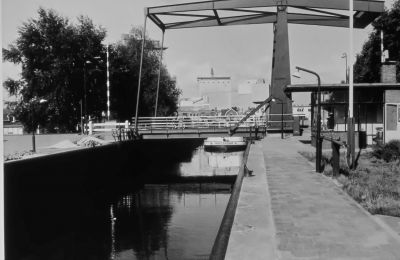 De nieuwe ophaalbrug, ook wel genoemd de "Sluisbrug"
