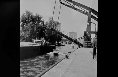 De nieuwe ophaalbrug, ook wel genoemd de "Sluisbrug"
