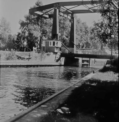 De nieuwe ophaalbrug gezien vanaf de dorpszijde
Met het oude brugwachters huisje. Brugwachters waren o.a de Gooyer, J. van de Werke en J.Duijnmaijer.
