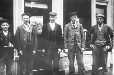 De vijf zoon's van P.Sluis voor de winkel op de N.Z. Voorburgwal te Amsterdam
