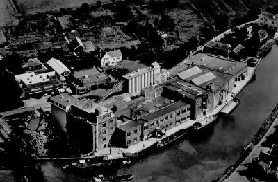 Het Sluis complex van boven gezien
Achter de fabriek het kleine huisje waar neef Jacob Sluis in woonde, deze is in 1990 overleden te Oosterhout. Dit huisje werd gesloopt, het moest plaats maken voor de grote silo.
