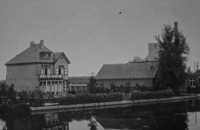 De villa van de familie Sluis (1920)
Jacob Sluis de zoon van P.Sluis heeft dit huis laten bouwen in 1917/1918, toen de fabriek van Amsterdam naar Weesperkarspel kwam.

