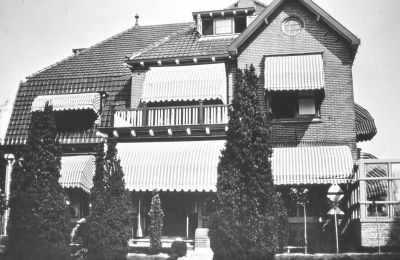 De villa van de familie Sluis
Het huis (villa) was al gauw te klein, daarom liet Jacob Sluis, er een stuk aanbouwen in 1923. Dit huis eerst bewoond door Jacob Sluis. Na zijn overlijden in 1928, verhuisde zijn echtgenote naar Hilversum. Er hebben toen een tweetal werknemers ingewoond tot 1942. In 1942 is Herman (zoon van Jacob) er in getrokken tot 1956, die verhuisde naar Veenendaal, het huis werd toen weer beschikbaar gesteld aan een werknemer.
