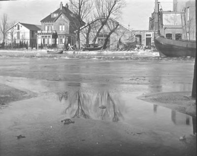 De villa van Sluis en een gedeelte van de fabriek (1922)
