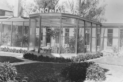 De voliere achter de villa van Sluis
