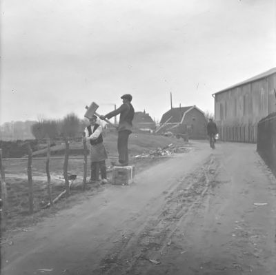 De ijzeren loods en boerderij van J. van de Veer (1922)
Met daarnaast de zand-en grind handel van Wessel

