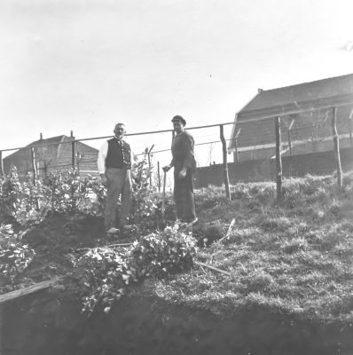 Aanleg van de tuin van de Sluis villa (1922)
Met P. Sluis en de Vries.
