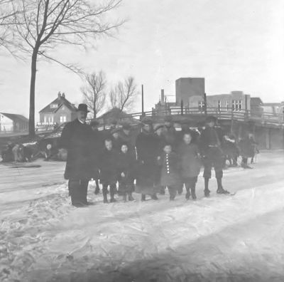 P.Sluis en kleinkinderen op het ijs (winter 1922/1923)
Voor de Geinbrug op het Gein. 
