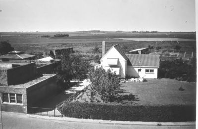 Woonhuis van Jaap en Tinie Sluis van de Putte (juli 1955)
Met links de garage van Sluis. 
