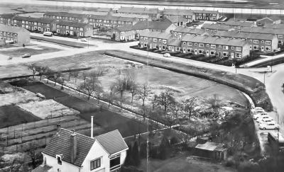 Uitbreiding van Geinbrug
Eerste woningen gereed in 1958. Met op de voorgrond de voormalige woning van Jaap en Tinie Sluis. Dit huis werd in 1965 afgebroken voor uitbreiding van de fabrieksgebouwen en silo's.
