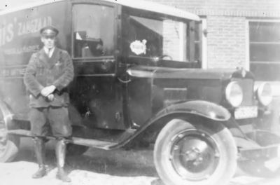 Auto van Sluis met als chauffeur Kees de Gooyer
Deze was een zoon van een brugwachter en was tevens de eerste chauffeur van Sluis.
