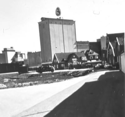 Veevoederfabrieken P.Sluis en Otten gezien vanaf de Lange Stammerdijk
