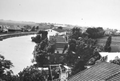Gezicht op de Lange Stammerdijk vanaf de fabrieksgebouwen van Sluis (1932)
In de verte is nog de verbrande molen van Bellaar te zien
