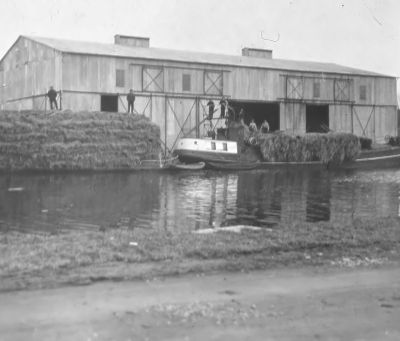 De stroboten in de Gaasp voor de loods achter de woning van opa Janus Niesing
Midden op de boot Izak Niesing.
