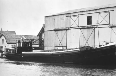 Lege stroboot voor de lege loods van Niesing
Het huis links is in 1986 gesloopt. Het nieuwe werd door H. Niesing neergezet. Deze beëindigde de stro-en hooihandel en startte een garage bedrijf.

