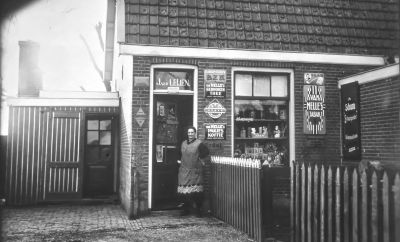Kruidenierswaren en snoepwinkeltje aan de Lange Stammerdijk  (1937)
Van de Wed.van Leyen-Deutekom, moeder van Jaap en Piet van Leyen, 
