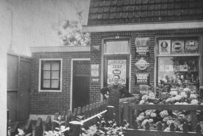 Kruidenierswaren en snoepwinkeltje aan de Lange Stammerdijk foto (1935)
Van de Wed.van Leyen-Deutekom, moeder van Jaap en Piet van Leyen. 
