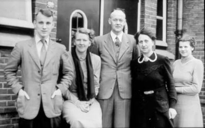 ***onbekend***
v.l.n.r dhr Hesseling, Mej. Pont, dhr J. Alberts, Mej. Feitje de Boer en Mej. ........?.
